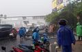 Kebangetan! Papan Reklame Sudah Keropos Dibiarkan, Saat Hujan Rubuh dan Timpa Driver Ojol di Cengkareng