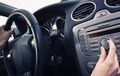 Liburan Pakai Mobil, Hindari 2 Jenis Musik Ini Saat Berkendara