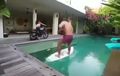 Kocak! Video Bule Main Surfing di Kolam Renang Ditarik Motor Custom, Gagal dan Motor Keren Itu Pun Berendam!