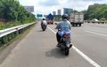Foto Pengendara Motor Nekat Maksa Masuk Tol Karang Tengah Meski Petugas Menghalau