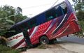Hilang Kendali, Bus Bawa Rombongan Nyaris Nyemplung Jurang, Separuh Bodi Terperosok