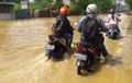 Nekat Terobos, Beberapa Pengguna Motor Mogok dan Balik Arah, Aliran Kali Ciliwung Meluap