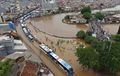 Mobil dan Motor Hindari 19 Ruas Jalan di Jakarta Berikut, Masih Terputus Banjir