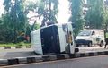 Roda Belakang Lepas Satu, Isuzu Elf Bawa Rombongan Terguling, Kondisi Penumpangnya?