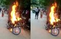 Enggak Terima Ditilang Karena Gak Pakai Helm, Pria Ini Nekat Bakar Motornya Sendiri