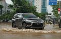 Jurus Aman Mobil Manual dan Matik Aman Terjang Banjir, Wajib Ikuti