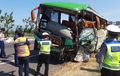 Bus Ngebut Gagal Mendahului dari Sisi Luar, Hantam Truk Hingga Terbalik, 2 Nyawa Melayang