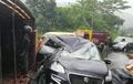 Suzuki Ertiga Nyaris Gepeng, Balok Kayu Tembus Kabin, Ulah Truk Kelebihan Muatan