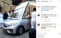 Pesanan Khusus Pemuka Agama Hindu, Ini Honda Jazz Dengan Tameng Kaca Tertinggi di Dunia