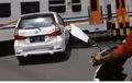 Toyota Avanza Terpotong, Disambar Kereta Api di Rel Ganda, Ulah Pengemudi