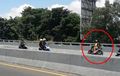 Aksi Nekat Dua Cewek Boncengan Lawan Arah Tertangkap Kamera, Ternyata Karena Hal Ini