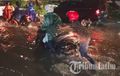 Banjir Terjang Surabaya, Sejumlah Motor Mogok Hingga Arus Lalin Macet Paksa Dishub Hingga Satpol PP Turun Tangan