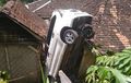 Muka Toyota Avanza Menghadap Tanah, Terjun Bebas di Antara Rumah Warga, Padahal Niat Putar Balik