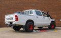 Dongkrak Tampang Lawas Toyota Hilux, Pasang Towing Hook, Hood Scoops Hingga Pelek Ini