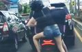 Netizen Gagal Fokus, Lihat Video Bule Cewek Nekat Bawa Koper Besar Pakai Honda PCX