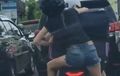 Honda PCX Susah Dinaiki Bule, Berakhir Duduk di Behel, Netizen: Ada Polisi Tidur Auto Jatuh