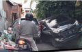 Ya Ampun! Mobil Papasan Sampai Jalan Miring Nempel Tembok, Netizen; Mirip Adegan di Film