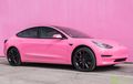 Tesla Model 3 Tampil Imut, Dibungkus Warna Pink Punya Kabin Mewah