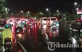 Hujan Deras 2 Jam, Kota Surabaya Banjir Lagi. Penjaga Parkiran: Sampai Hampir Kaca Spion