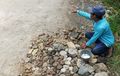 Salut! Kisah Pria Hobi Tambal Jalan Rusak, Inisiatif Sendiri Sejak 2013