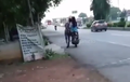 Namanya Juga Cinta, Pria Dorong Honda BeAT Mogok, Kekasih Wanita Pantang Turun