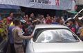 Bocah Dua Tahun Terkunci Dalam Mobil Sedan, Muka Merah dan Berkeringat Basah Kuyup