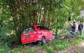 Daihatsu Sigra Ngeles Hindari Motor, Ujungnya Nyender Pohon Bambu, Roda Kiri Terjungkal