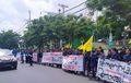 Jalur Pantura Diblokade Demo Mahasiswa, Sopir Truk Kesal Geber Mesin Sampai Keluar Asap
