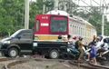Suzuki Mega Carry Terjebak di Atas Rel, Maju Mundur Kena, KRL Sengaja Berhenti