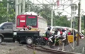 Video Mobil Pikap dan Pemotor Santuy Lewat Perlintasan, Kereta Mau Jalan Harus Sabar Menunggu