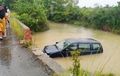 Kijang LGX Terendam Setengah Badan, Pandangan Terganggu Hujan, Suami Istri Nyemplung