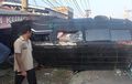 Motor Nyeberang Mendadak, Mitsubishi L300 Terbalik Hantam Kios dan Tiang Listrik