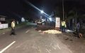 Pengendara Motor Tewas Tertimpa Pikap Muatan Ayam, Warga Kesulitan Evakuasi Korban