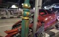 Toyota Calya Muka Remuk, Hajar Tiang dan Pembatas, Nyangkut di Underpass Mampang
