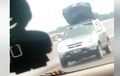 Detik-detik Kasur Terbang di Jalan Tol, Gak Kebayang Kalau Kena Kendaraan Lain