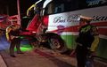 Bus Pariwisata Melaju 100 Km/Jam, Hancur Hajar Truk di Tol Nganjuk-Madiun, Pengemudi dan Kernet Patah Kaki
