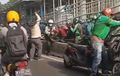 Gak Ada Obatnya! Video Motor Masih Nyangkut di Pembatas Busway, Polisi Sudah Beri Salam