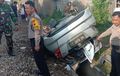 Honda Jazz Terguling di Sisi Rel, Ringsek Kena Hajar Kereta Api