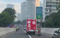 Nekat Melintas di JLNT Casablanca, Polisi Buru Pengendara Motor yang Menyelinap di Balik Mobil Box