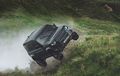 Land Rover Defender 2020 Kejar-kejaran di Film James Bond Terbaru