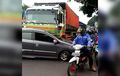 Toyota Agya Keseret 30 Meter, Mahasiswa Gagal Putar Balik, Langsung Disambut Truk