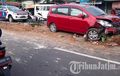 Suzuki Ertiga Bumper Rontok, Tiga Pot Pembatas Jalan Dibuat Rata, Pengemudi Nggak Konsen