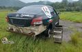 Kreatif Banget! Toyota Vios Melawan Kodrat, Biasa jadi Taksi, Kini Buat Bajak Sawah, Ban Jadi Aneh