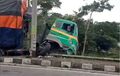 Truk Trailer Gantung di Trotoar, Rem Tak Berfungsi, Seruduk Vario dan Karimun