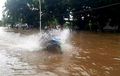 Terobos Banjir  Dengan Motor Tidak Boleh Tutup Gas, Ini Alasannya