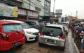 Hujan Sejak Dinihari, Warga Perumahan Ciledug Indah 1 Ungsikan Kendaraan Membuat Jalan Macet