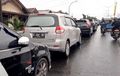 Toyota Yaris Hingga Avanza Parkir Dadakan di Jembatan Layang Jati Baru, Imbas Banjir Jakarta