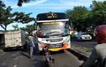 Nyali Banget, Hadang Bus Sedang Melaju Pakai Motor, Rupanya Ini Penyebabnya