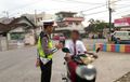 Naik Motor Pakai Seragam SD, Disetop Polisi Nangis! Prihatin, Rupanya Disuruh Orang Tua 
