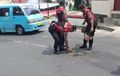 Jalan Berlubang Belum Diperbaiki, Polisi Jadi 'Tukang Tambal' Dadakan di Salatiga